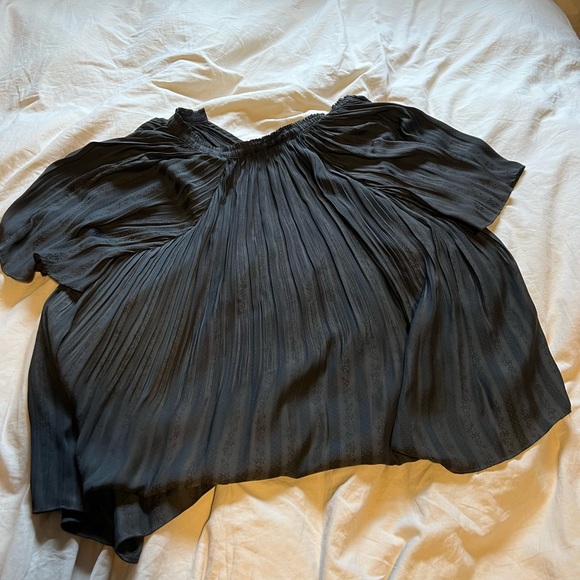 Flowy faux silk vneck blouse - Picture 5 of 6